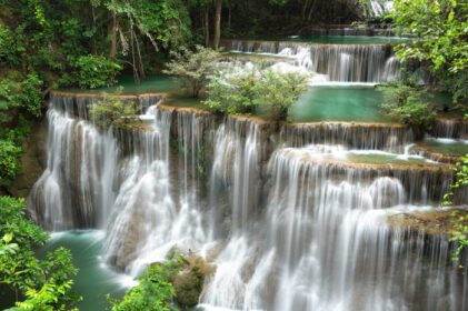 دانلود عکس آبشارهای هوای مای خمین در جنگل عمیق در سرناکارین