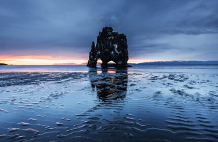 دانلود عکس hvitserkur صخره ای دیدنی در دریا در شمال