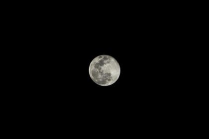 دانلود عکس نزدیک از ابر ماه جدا شده در پس زمینه شب سیاه