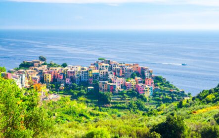 دانلود عکس کورنیگلیا روستای سنتی معمولی ایتالیایی با رنگارنگ
