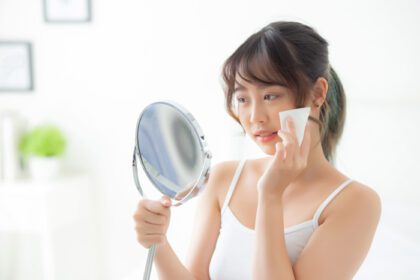دانلود عکس لبخند و شادی زن جوان آسیایی زیبا با استفاده از مراقبت از پوست