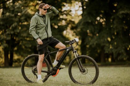دانلود عکس مرد جوان دوچرخه سواری در طبیعت