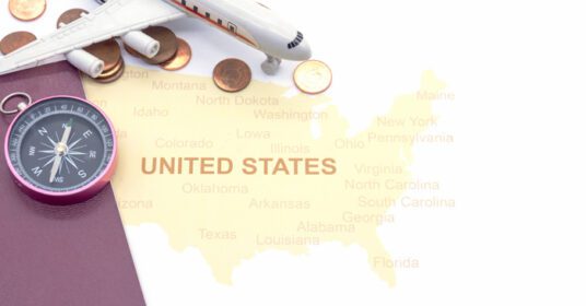 دانلود عکس قطب نما پاسپورت و سکه در یک تجارت نقشه آمریکایی