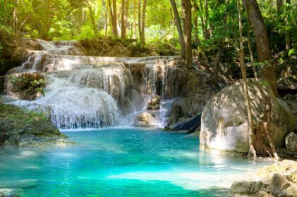 دانلود عکس آبشار زیبا و استخر زمرد در جنگل بارانی استوایی
