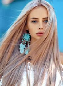 دانلود عکس دختر جوان زیبا با موهای بلند و گوشواره آبی