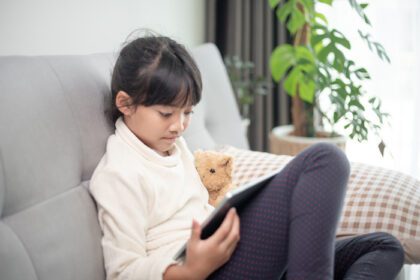 دانلود عکس دختر بچه با استفاده از تبلت بازی در اینترنت بچه