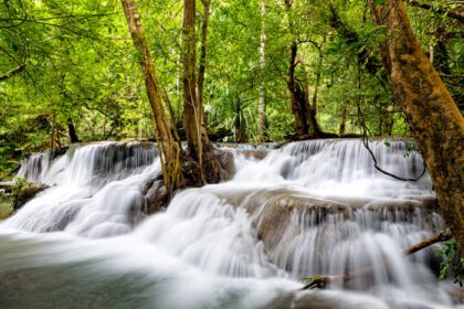 دانلود عکس آبشار زیبا در جنگل پارک ملی در هوای مائه