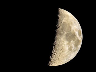 دانلود عکس هلال ماه در پس زمینه مشکی
