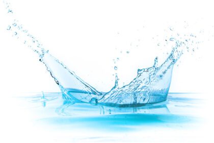 دانلود عکس سطح موج آب شفاف آبی روشن با حباب پاشش