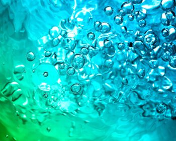 دانلود عکس سطح موج آب شفاف آبی روشن با حباب پاشش