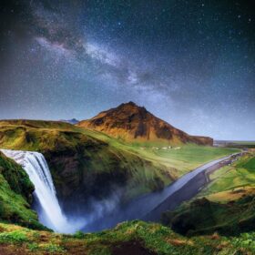 دانلود عکس آبشار زیبای آسمان پرستاره و راه شیری ایسلند