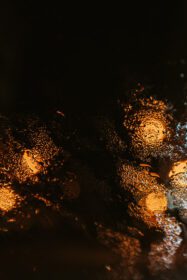 دانلود عکس پس زمینه مینیمالیستی از قطرات آب روی یک کریستال با بازتاب نورهای رنگی