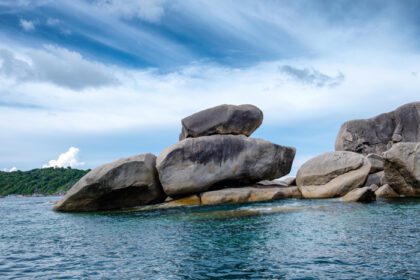 دانلود عکس انباشته سنگ بزرگ نقطه عطف طبیعی در جزیره سیمیلان