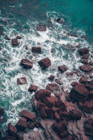 دانلود عکس سنگ ها در دریا در ساحل در بیلبائو اسپانیا
