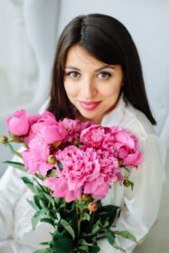 دانلود عکس استودیو زیبایی پرتره مدل عاشقانه زن با گل صد تومانی