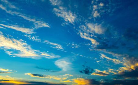 دانلود عکس آسمان آبی و ابرهای متحرک زیبایی طبیعت