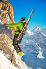 دانلود عکس اسکی باز کوهنورد با اسکی روی کوله پشتی