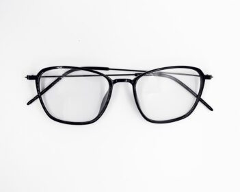 دانلود عکس عینک سیاه روی پس زمینه سفید ساده و کلاسیک