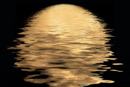 دانلود عکس سایه ماه در آب