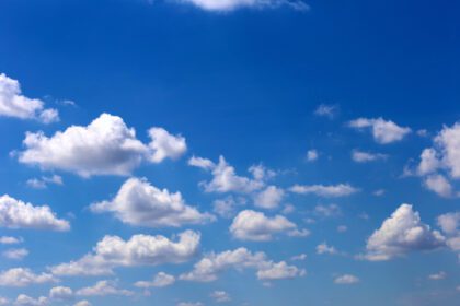 دانلود عکس آسمان آبی با ابرها