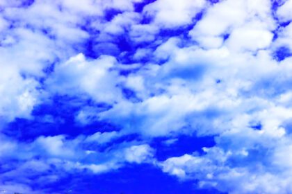 دانلود عکس آسمان آبی با ابرهای سفید طبیعت زیبا