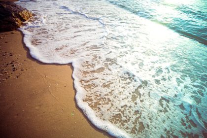 دانلود عکس امواج آبی ملایم در ساحل در تابستان در ساحل دریا