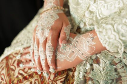 دانلود عکس حنا عروس حکاکی شده زیبا و منحصر به فرد در دست عروس