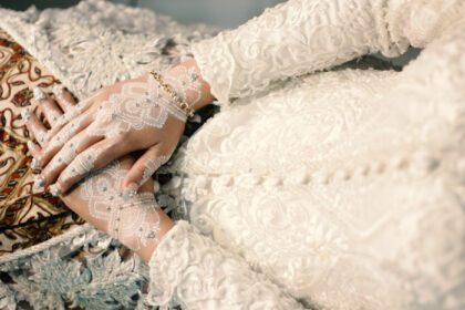 دانلود عکس حنا عروس حکاکی شده زیبا و منحصر به فرد در دست عروس