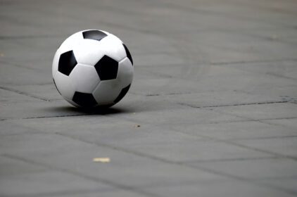 دانلود عکس توپ فوتبال روی زمین