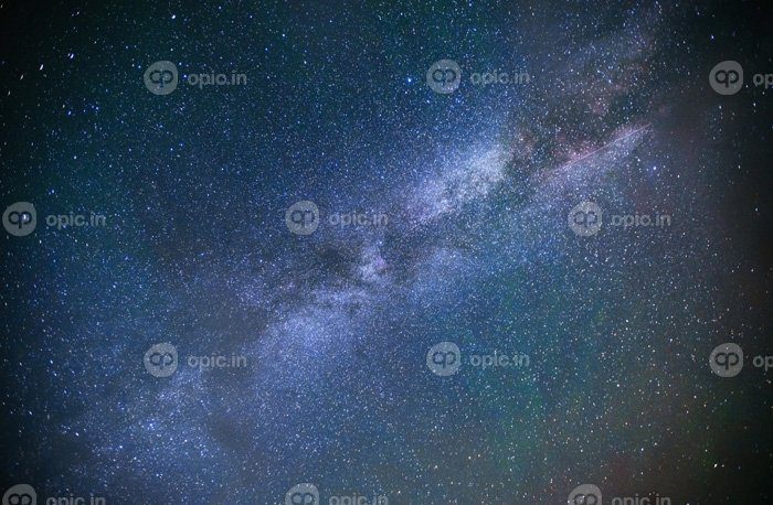 دانلود عکس بارش شهابی خارق العاده و کوه های پوشیده از برف
