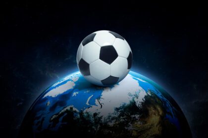 دانلود عکس توپ فوتبال در دنیای شب در فضای بیرونی چکیده