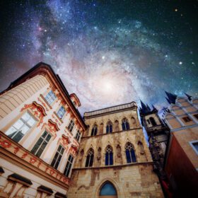 دانلود عکس خانه های زیبای آسمان پر ستاره و راه شیری