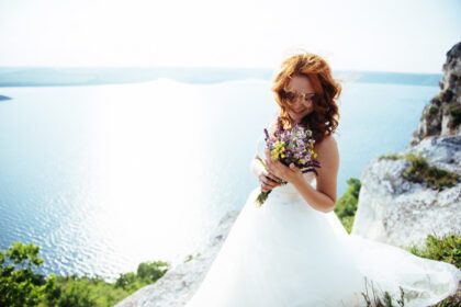 دانلود عکس عروس با دسته گل کنار آب