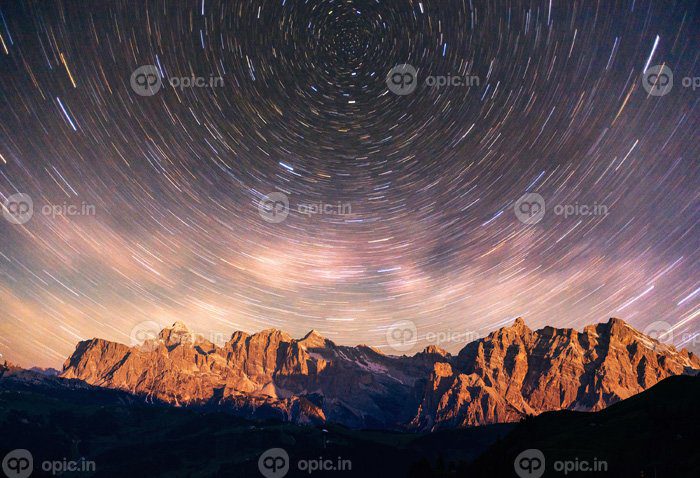 دانلود عکس فوق العاده شهاب باران زمستانی و کوه در مه