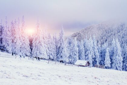 دانلود عکس کابین در کوهستان در زمستان اوکراین