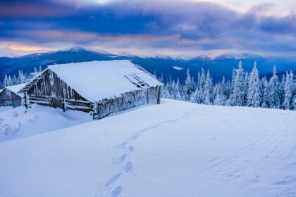 دانلود عکس کابین در کوه در زمستان
