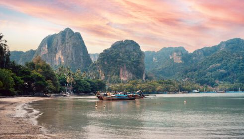 دانلود عکس سفر دریا و کوه های سنگی در تایلند