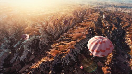دانلود عکس پرواز بالن هوای گرم بر فراز منظره صخره ای در ترکیه