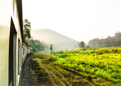 دانلود عکس سفر به شمال تایلند با مناظر راه آهن