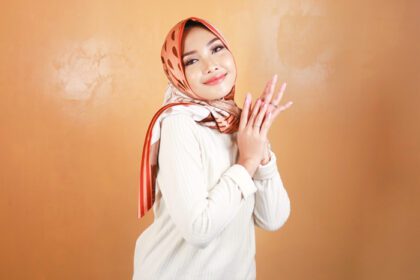 دانلود عکس شاد جوان و زیبای زن مسلمان آسیایی خندان