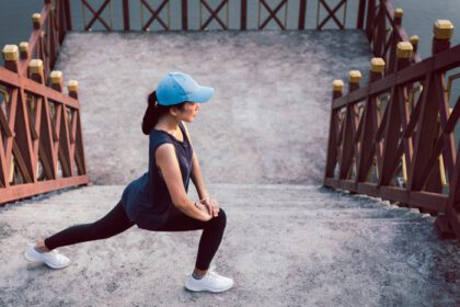 دانلود عکس ورزش ورزشکار ورزش کششی روی پله در فضای باز سالم