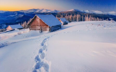 دانلود عکس کلبه های کوهستانی در غروب آفتاب کارپات اوکراین اروپا
