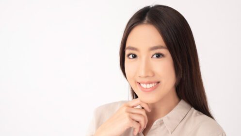 دانلود عکس نزدیک زن آسیایی با دندان های زیبا روی سفید