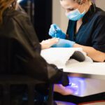 دانلود گرافیک تی شرت طاووس عجیب و غریب. تصویر طاووس با پس زمینه بافت آبرنگ چلپ چلوپ. غیرمعمول