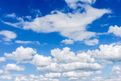 دانلود عکس آسمان آبی روشن با ابر سفید ساده با فضایی برای متن
