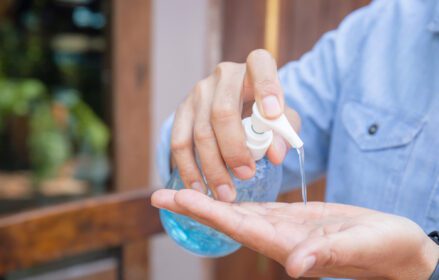 دانلود عکس نزدیک مرد با استفاده از بطری ضد باکتری ضد باکتری