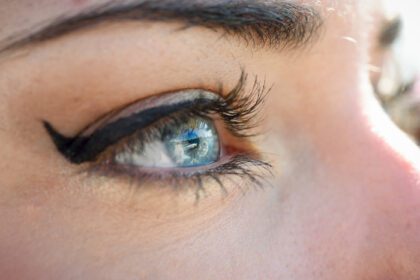 دانلود عکس از نزدیک چشمان آبی زن جوان با مژه های بلند