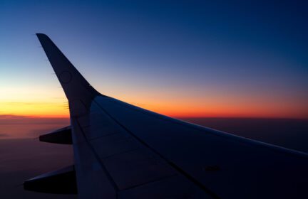 دانلود عکس بال هواپیما با طلوع خورشید خط افق هواپیما در حال پرواز در