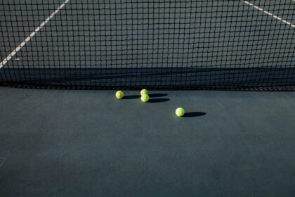 دانلود عکس توپ تنیس در زمین