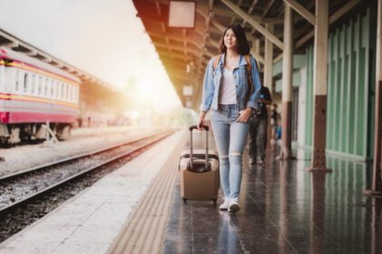 دانلود عکس زن با چمدان در ایستگاه قطار